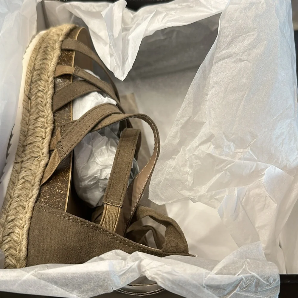 NWT& box 4S STRAPPY FLATFORM SANDAL - FAUX SUEDE TAUPE size 10